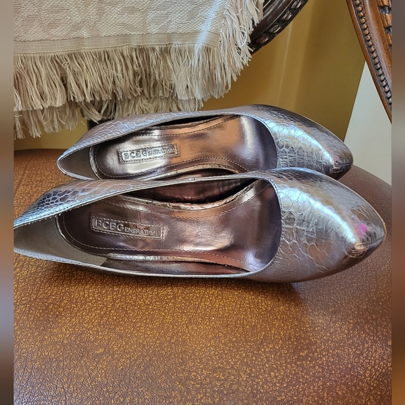 BCBGeneration Parade Bronze Platform Pumps SZ. 8M - Picture 7 of 11